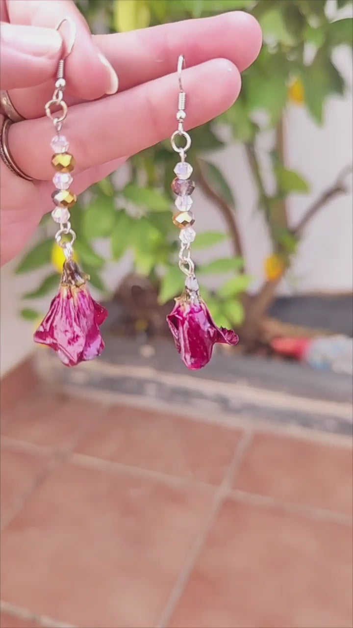 Pendientes artesanales con cristal facetado y rosas naturales. Joyería botanica única y elegante