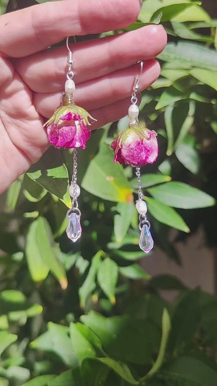 Pendientes artesanales con rosas reales resinadas, perlas naturales y cristal checo. Joyería romántica hecha a mano. Regalo único para ella