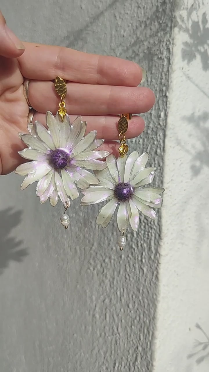 Margaritas blancas auténticas en resina con  perlas naturales,  en acero inoxidable – Joyería natural