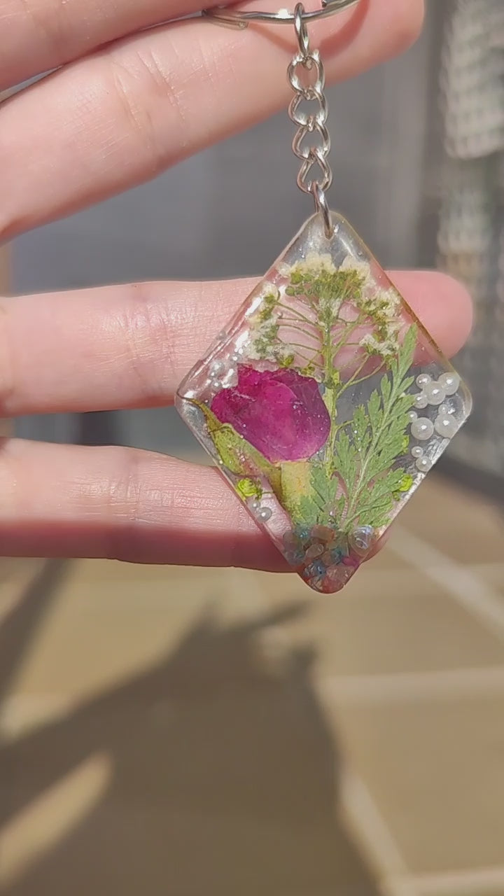 Llavero artesanal con flores prensadas