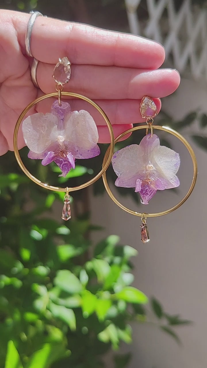 Pendientes Orquídea Lila Hechos a Mano | Aros Dorados y Enganches Bañados en Oro 18K | Pendientes Florales Elegantes