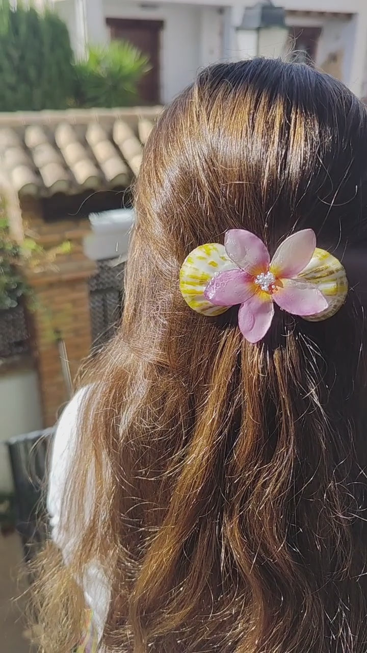 Clip de Pelo Artesanal con Flor de Plumeria y Conchas Naturales. Accesorio Tropical, Boda en la Playa, Estilo Boho Verano