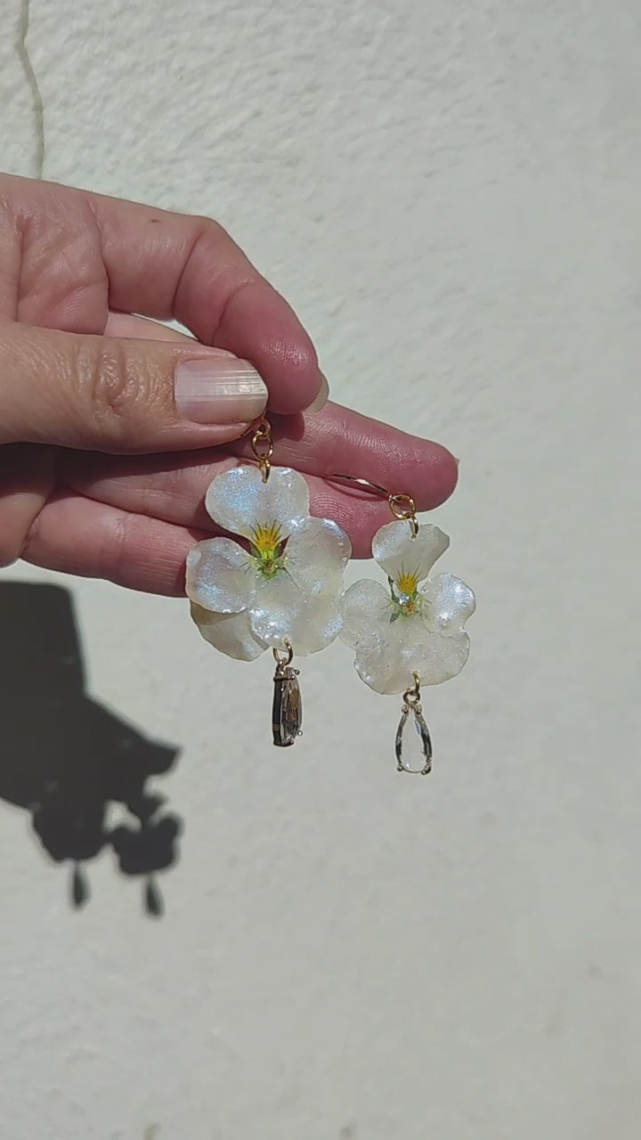 Pendientes de Pensamientos Naturales en Resina – Joyería Floral Hecha a Mano con Brillo Nácar Azul Iridiscente