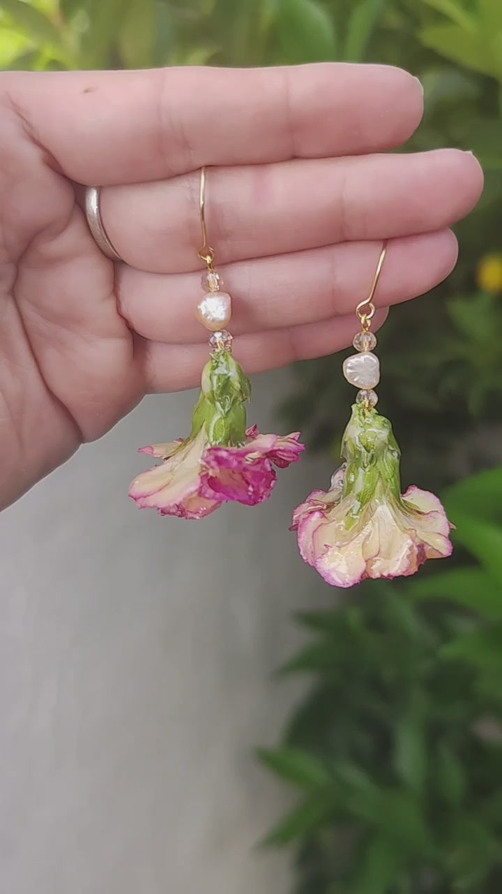 Pendientes artesanales con mini claveles naturales resinados, perlas naturales de río y acero inoxidable