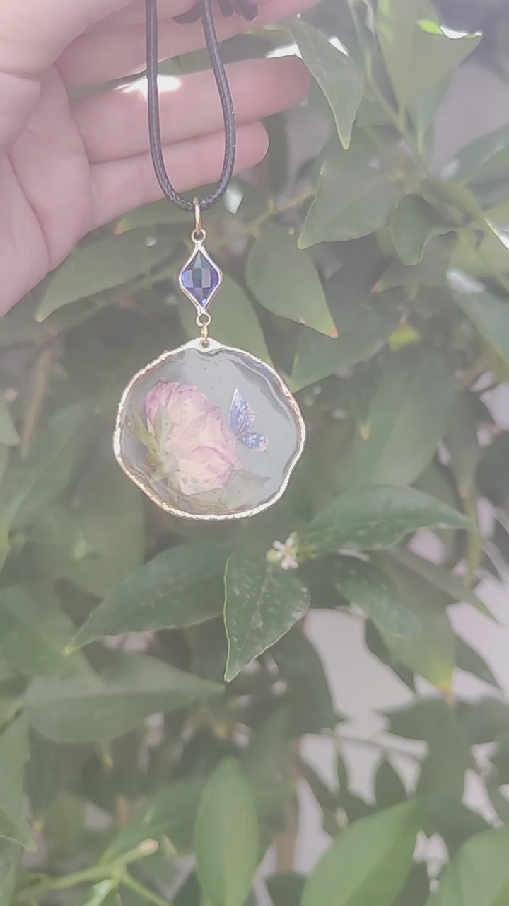 Colgante con rosa preservada