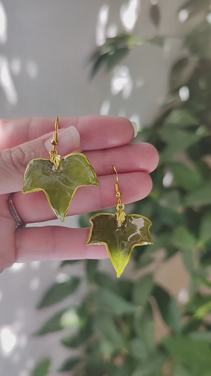 Pendientes hechos a mano con hojas de hiedra natural,   joyería artesanal botanica
