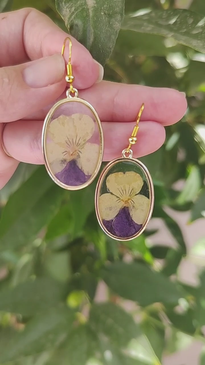 Pendientes artesanales con flores de pensamiento prensadas. Joyería botánica. Regalo para ella.