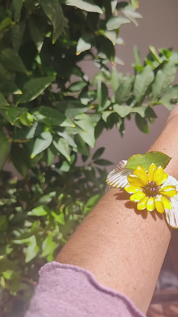 Pulsera artesanal con margarita amarilla real y conchas marinas naturales. Pulsera resinada hecha a mano | Joyería natural inspirada en el mar y las flores