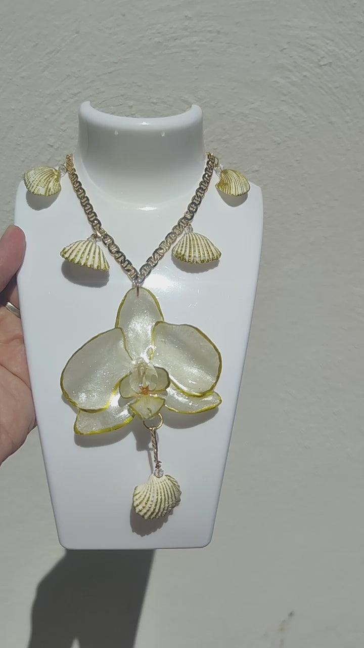 Collar orquídea natural resinada dorada | Joyería concha marina y cristal facetado | Collar único y exclusivo hecho a mano