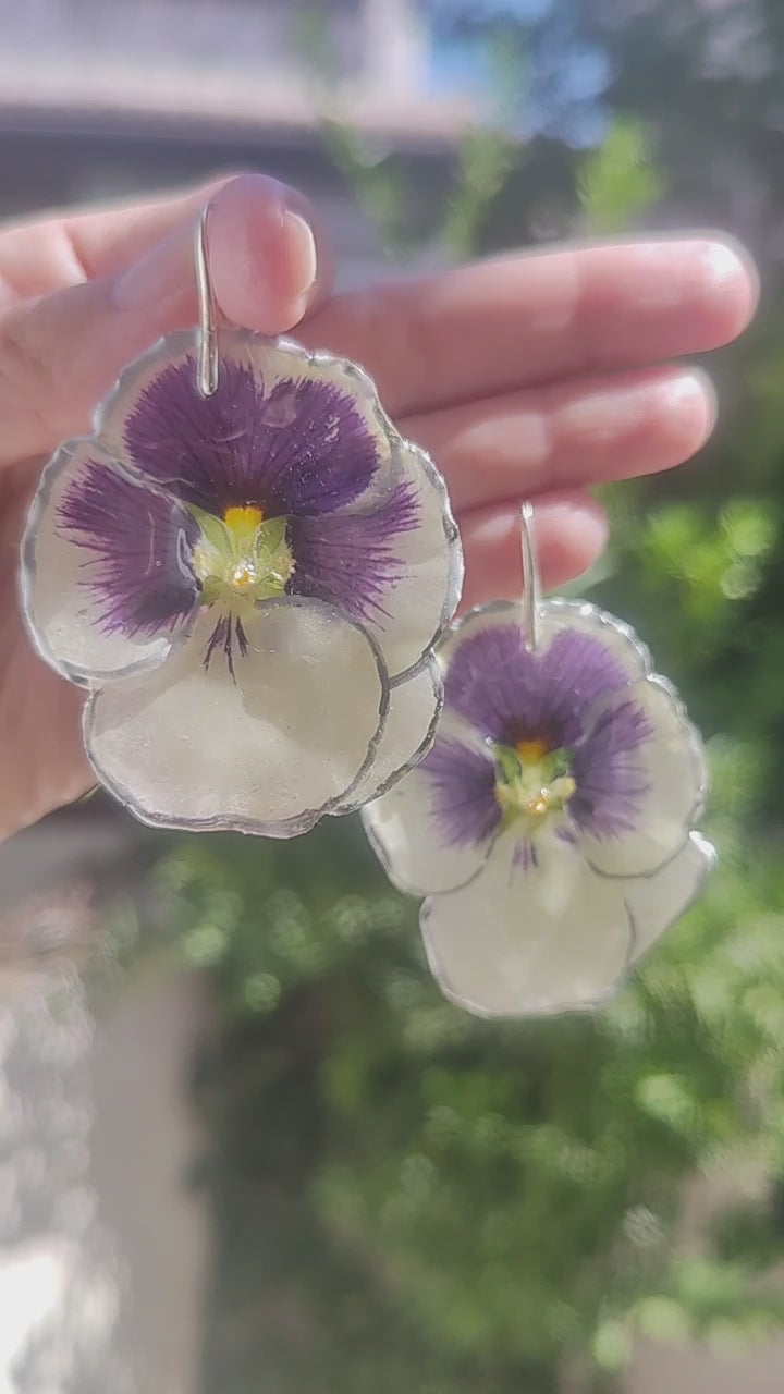 Pendientes con flor de pensamiento real. Joyería botánica artesanal. Pendientes de resina hechos a mano. Regalo natural y original