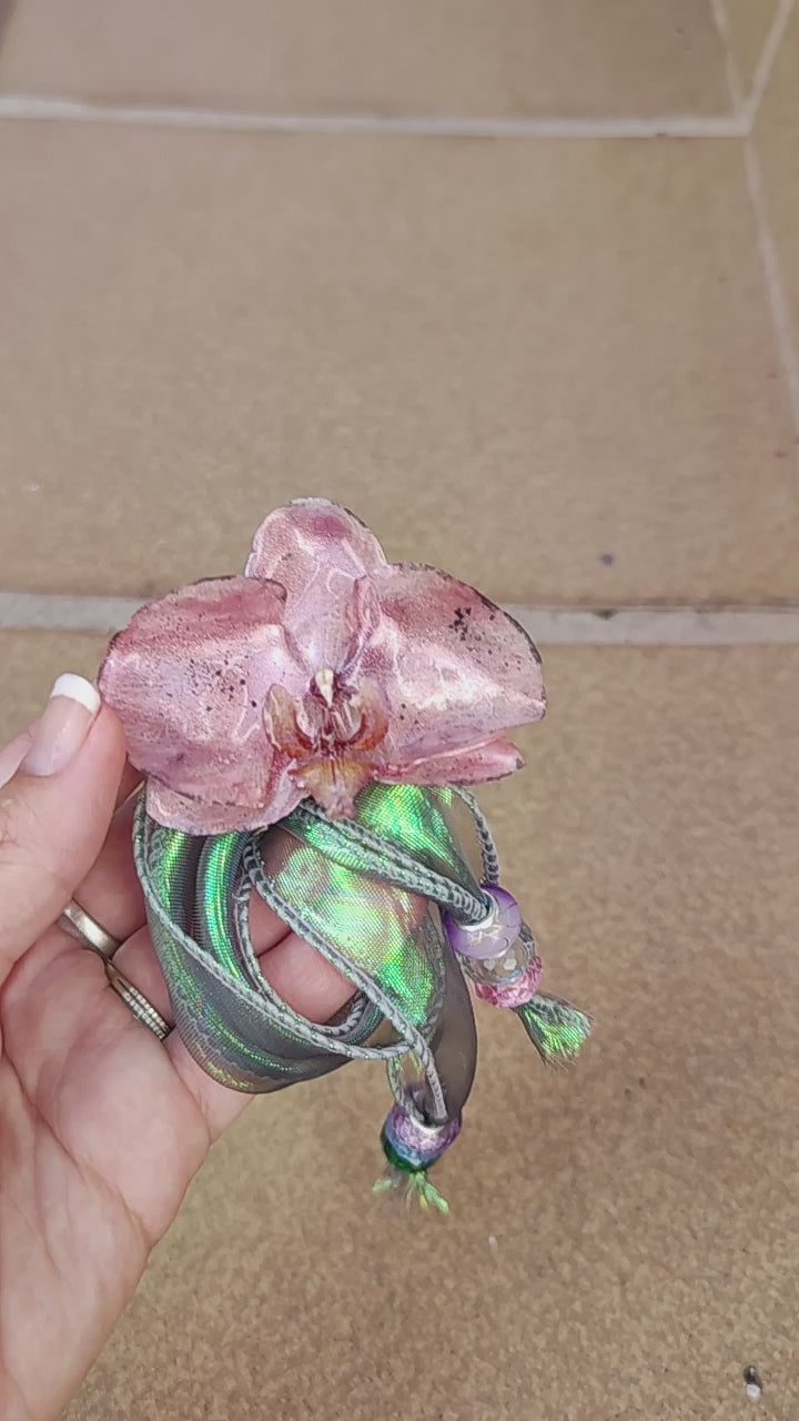 Collar de orquídea real resinada