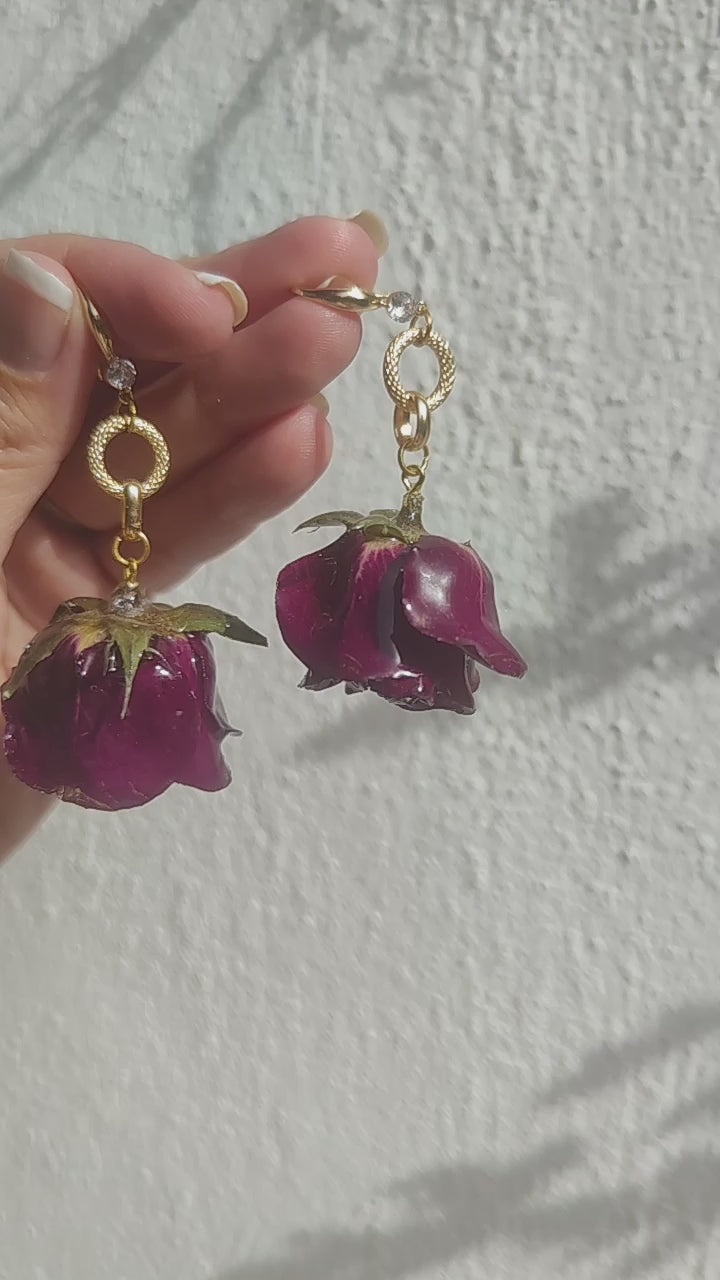 Pendientes de Rosa Real en Resina. En Oro 18 k con Circonita . Joya Artesanal Romántica Regalo Mujer. Pendientes rosas auténticas
