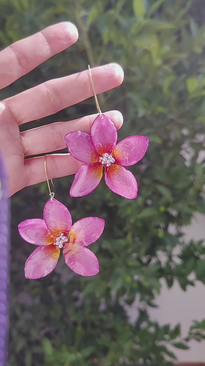 Pendientes flor de plumeria resinada con perlita central. Hechos a mano. Ganchos de acero inoxidable. Joyería floral ligera y elegante
