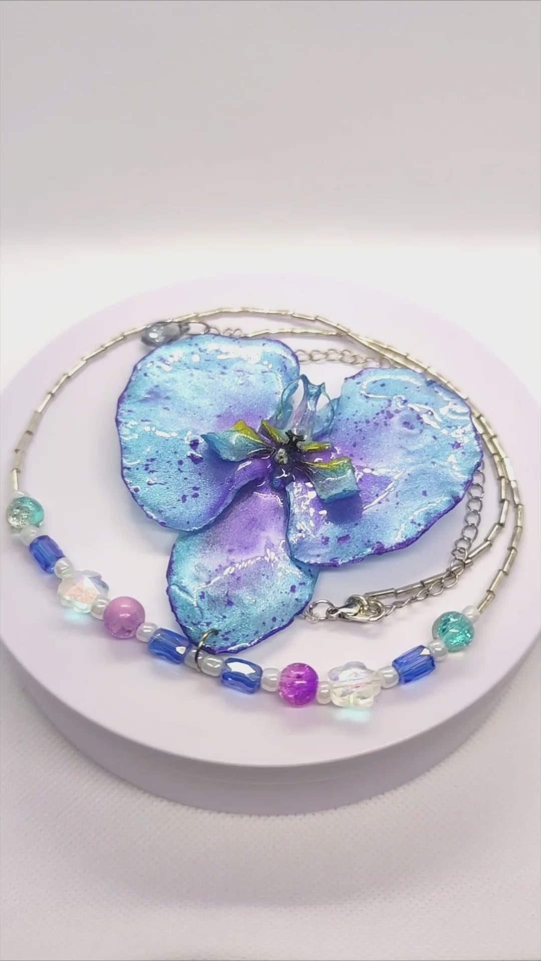 Collar de orquídea real resinada