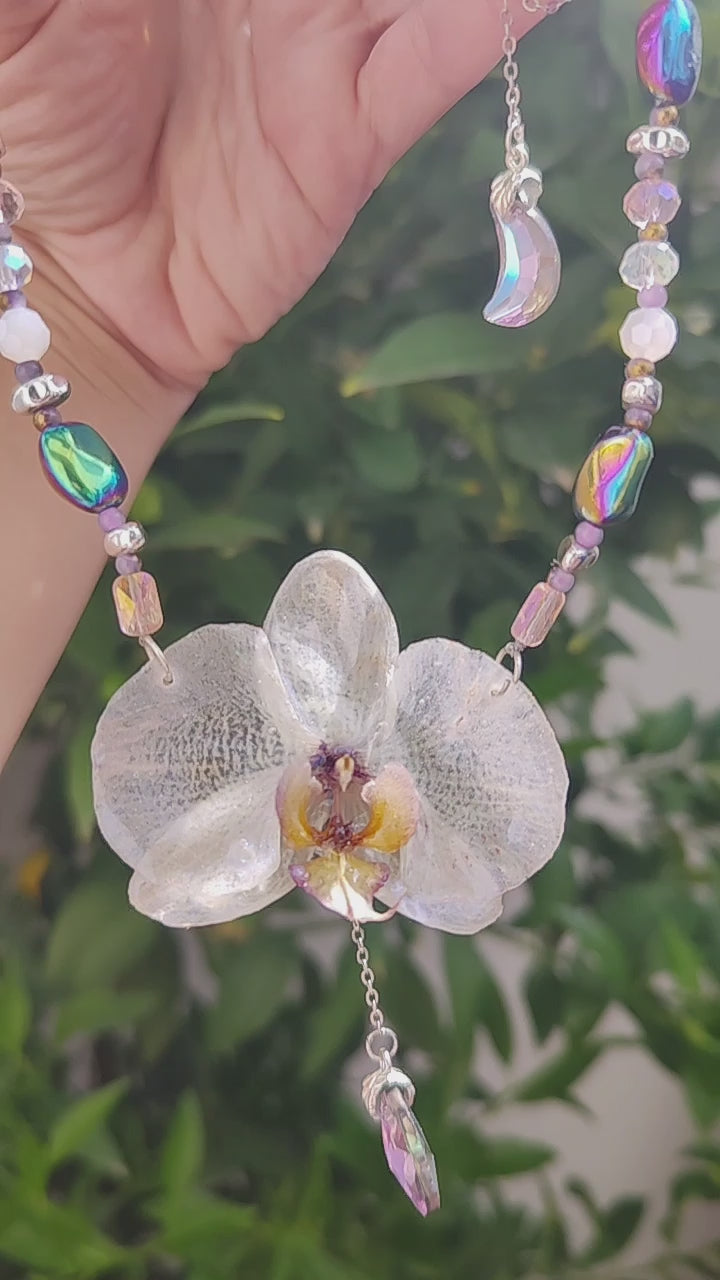 Collar Orquídea Blanca Hecho a Mano – Phalaenopsis con Nácar Iridiscente y Cristal Facetado, Joyería Floral Elegante, Regalo Único