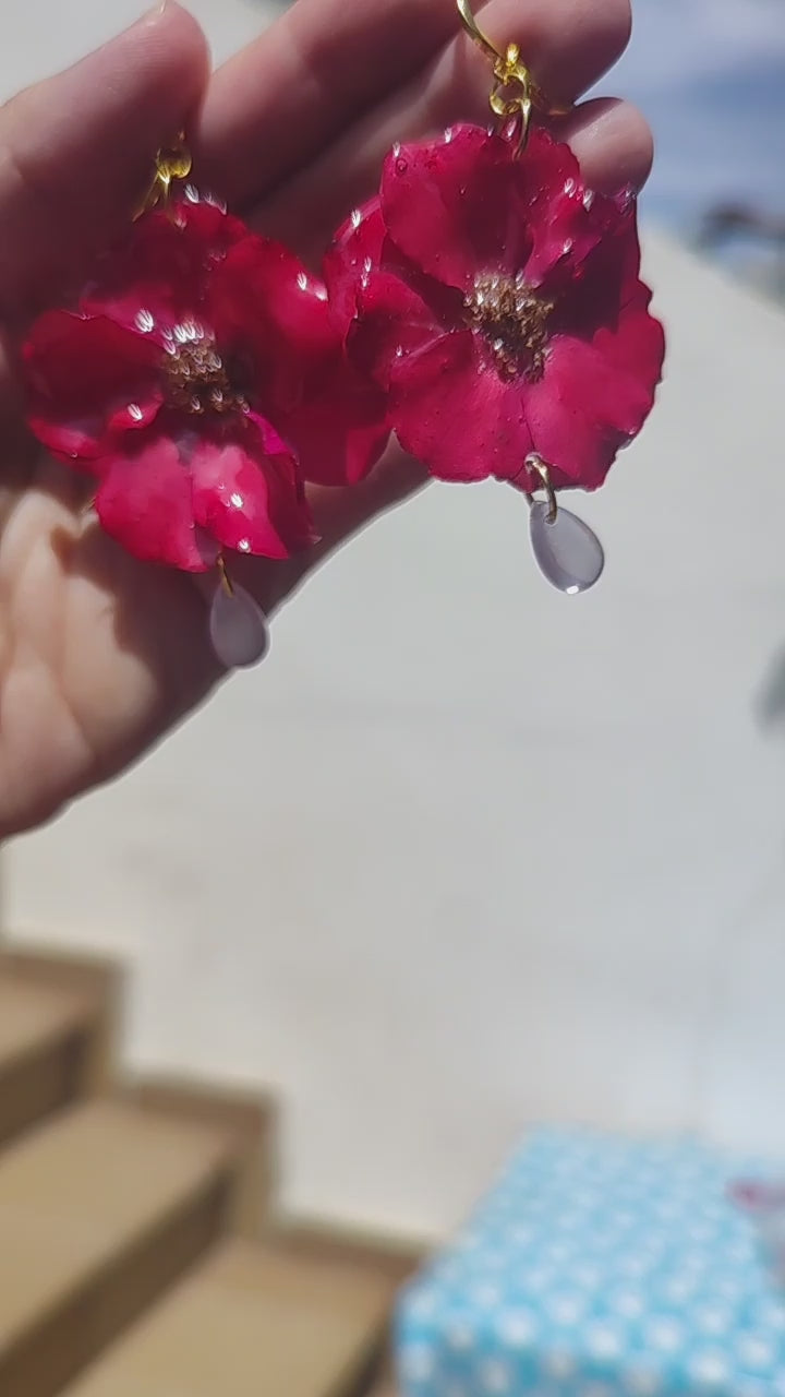 Pendientes artesanales rosas rojas resinadas con lágrimas de cristal y enganches de acero inoxidable