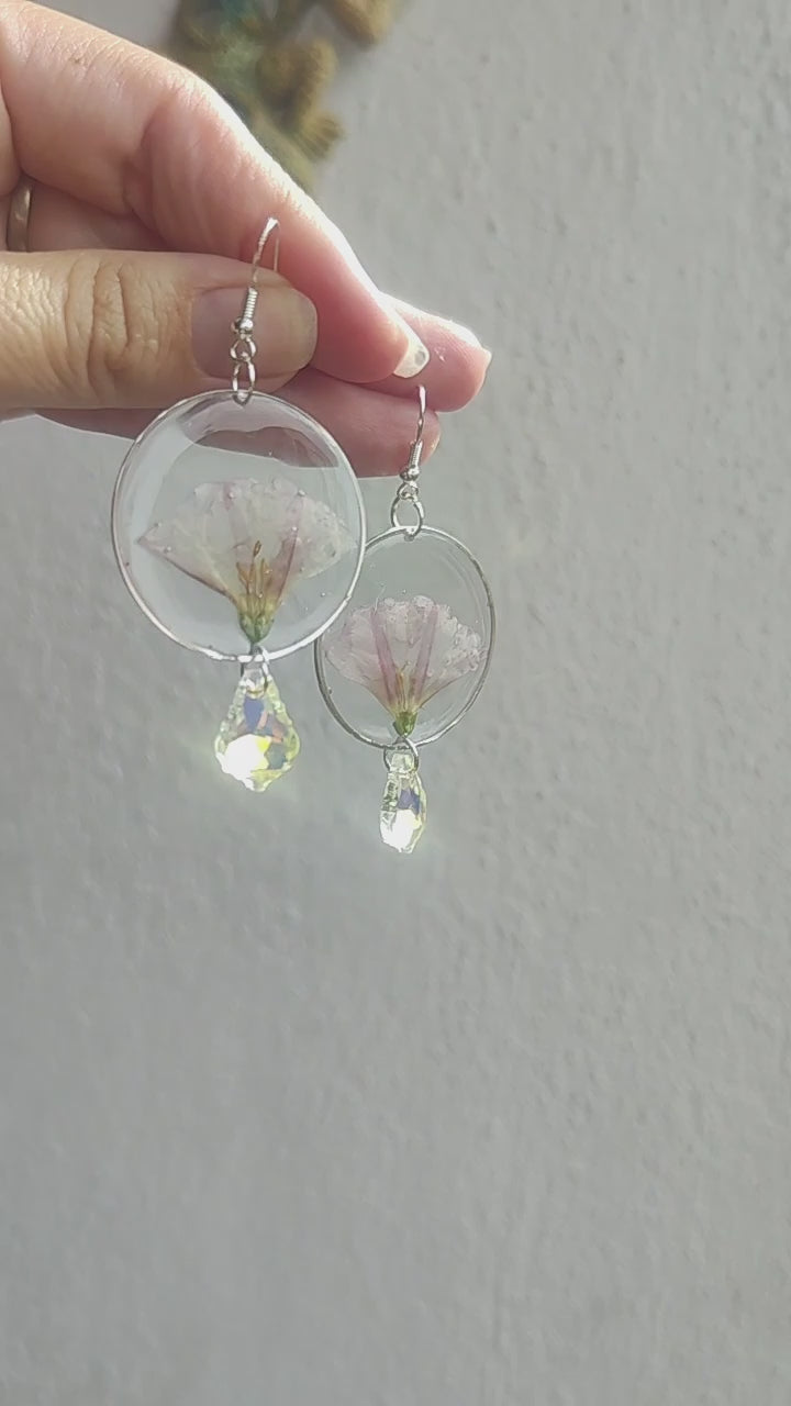 Pendientes con campanillas blancas salvajes prensadas  y cristal facetado
