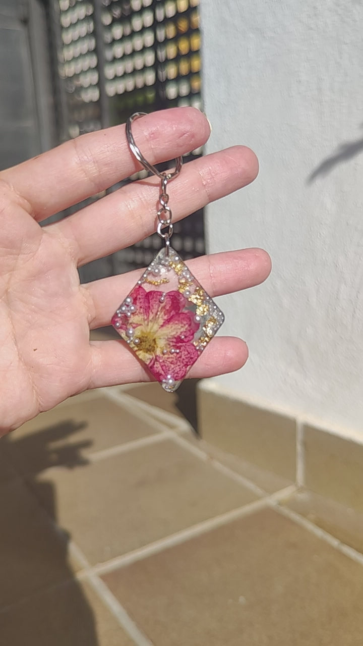 Llavero artesanal de flores prensadas