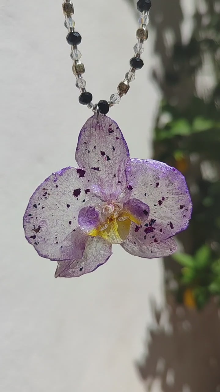 Collar de orquídea real resinada