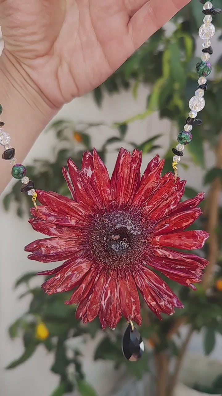 Collar Gerbera Roja Hecho a Mano, Collar con Cristal Facetado, Obsidiana y Piedra Mineral, Flor Pintada con Nácar Iridiscente, Joyería Floral