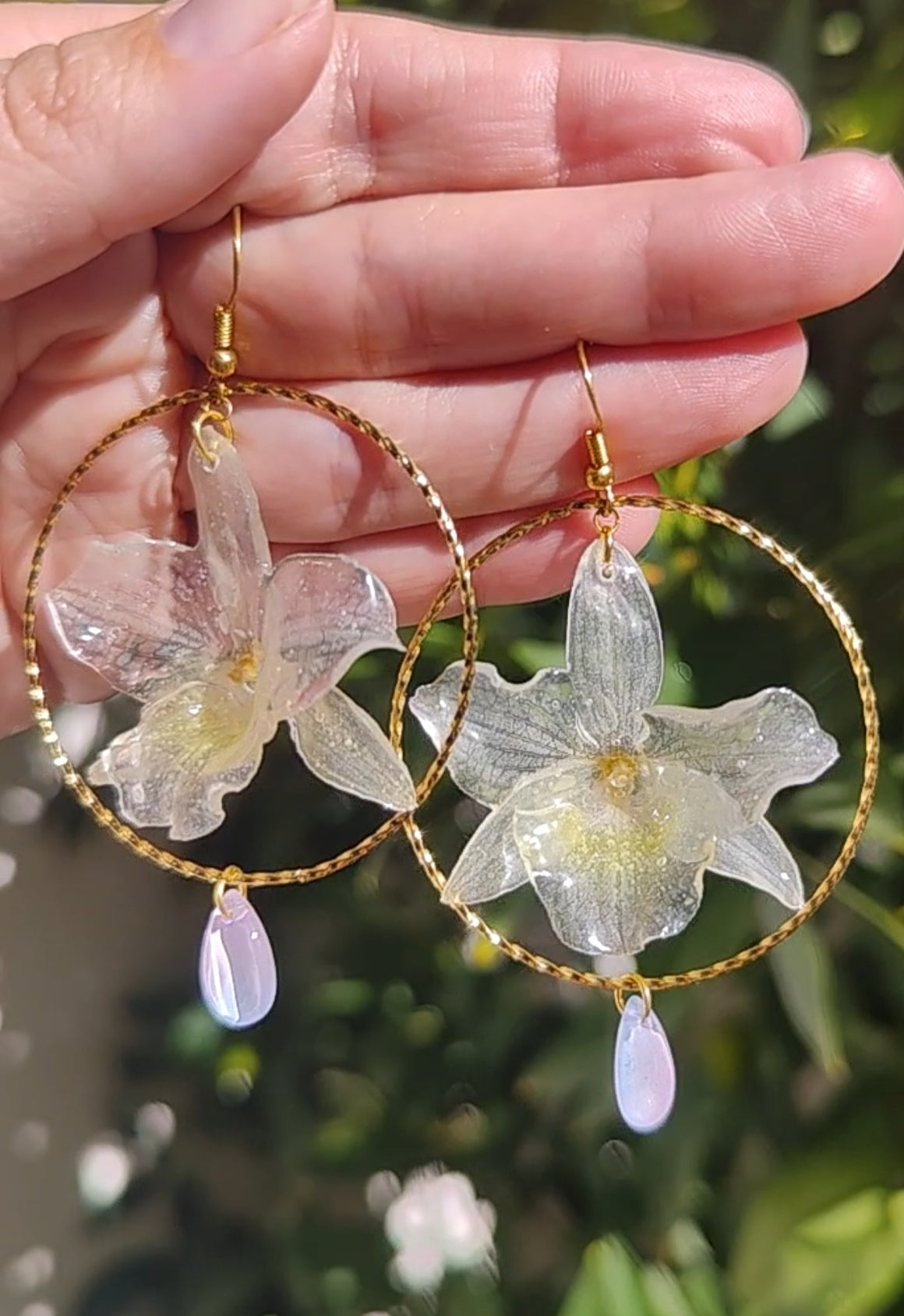 Pendientes con Mini Orquídeas Dendrobium Reales en Resina – Aro Dorado y Lágrimas de Cristal Iridiscente – Joyería Floral Hecha a Mano