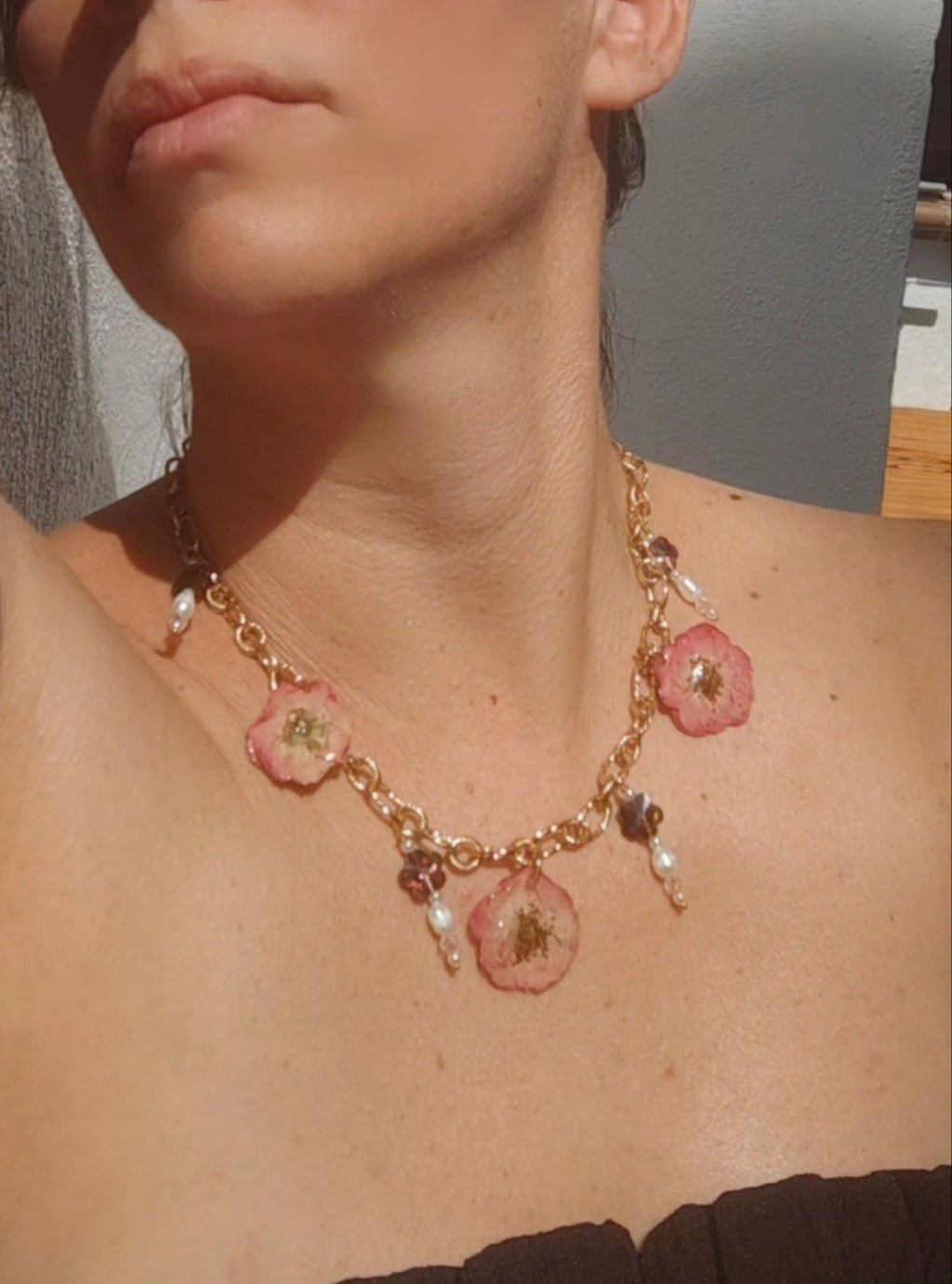 Collar de rosas reales, cristal facetado y perlas naturales