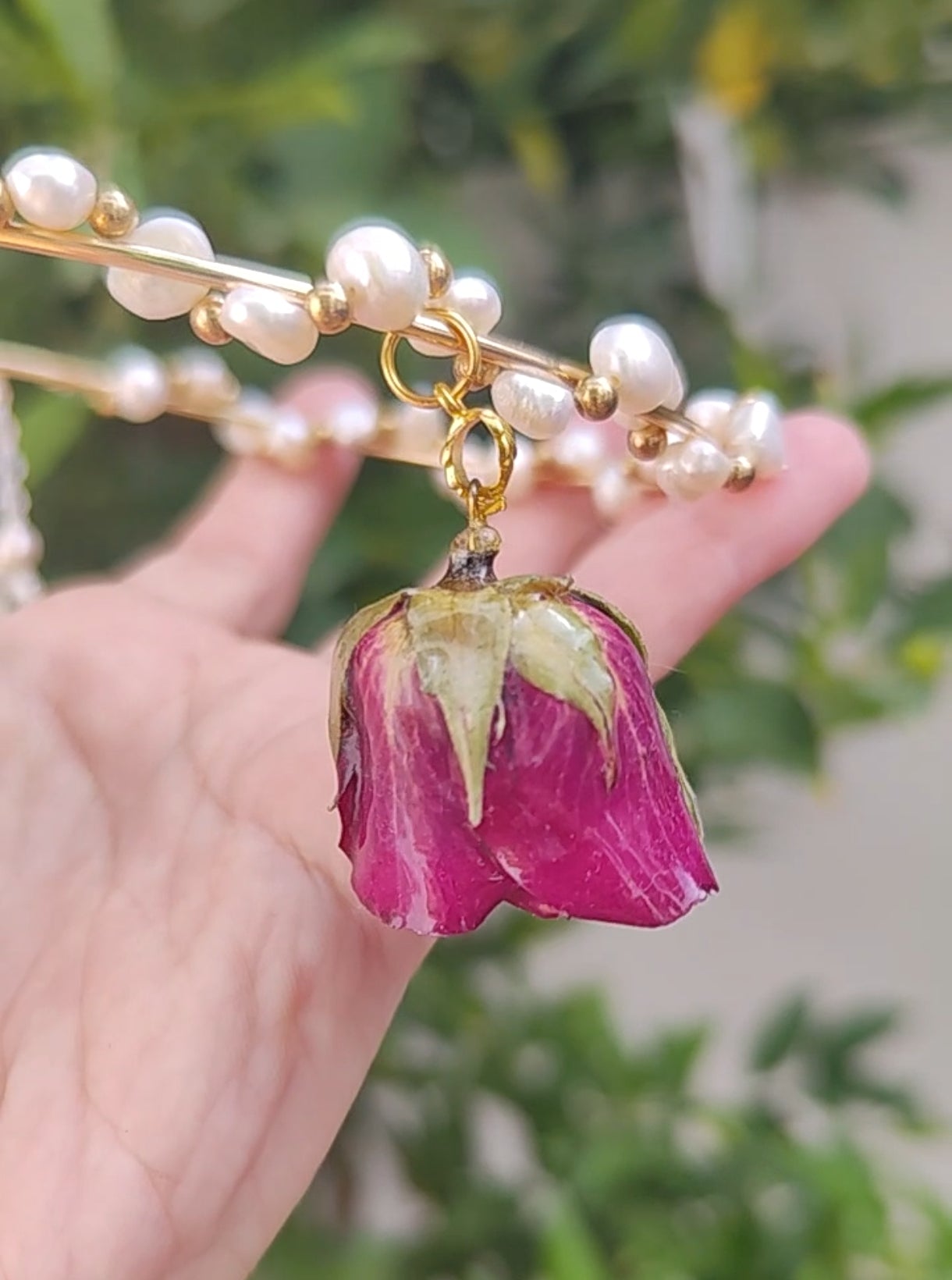 Collar Exclusivo de Perlas Naturales y Rosa Roja Preservada | Joyería Artesanal Única | eternalflowersbyMonicaDelgado