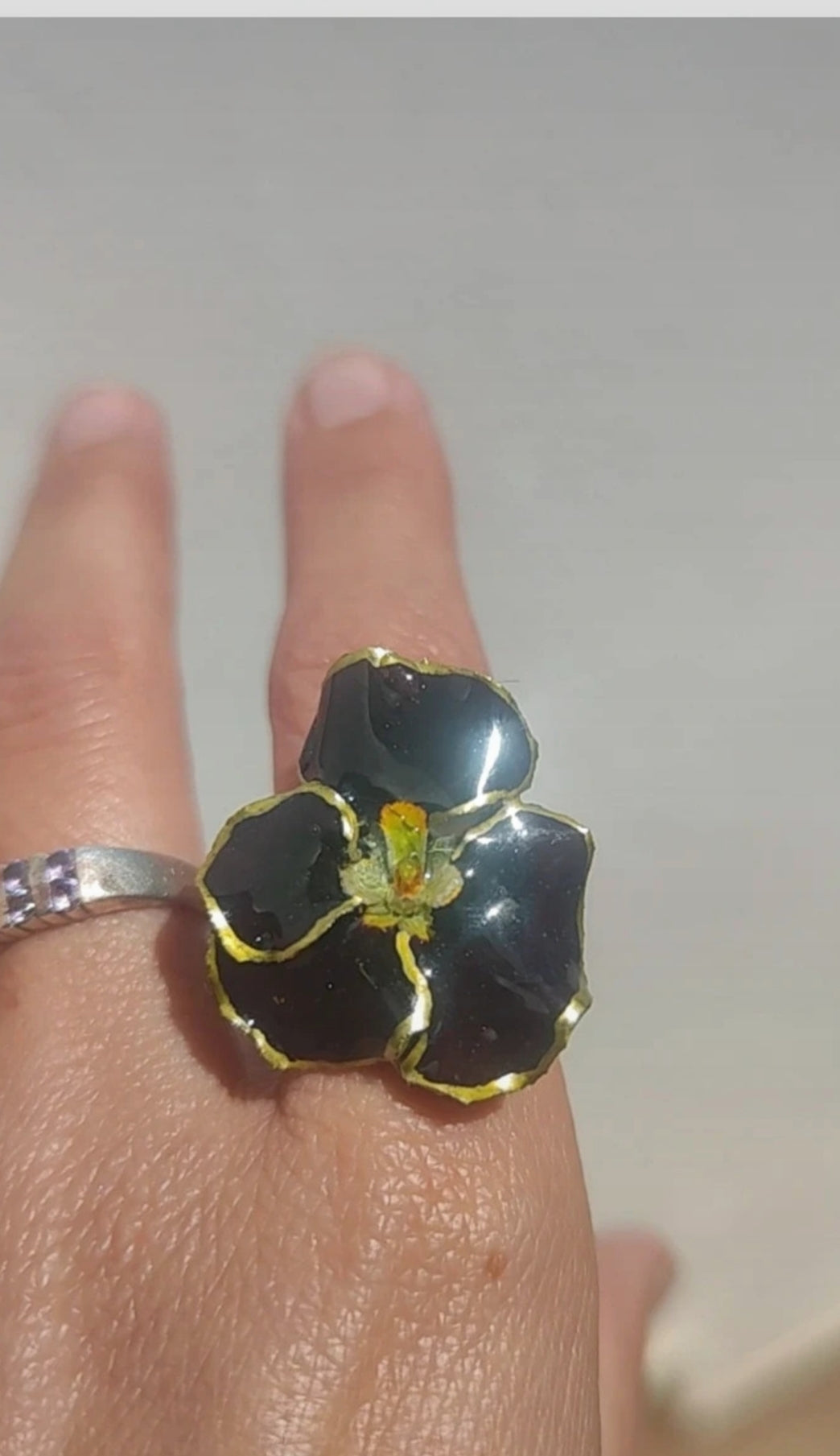 Anillo de mini pensamiento en resina