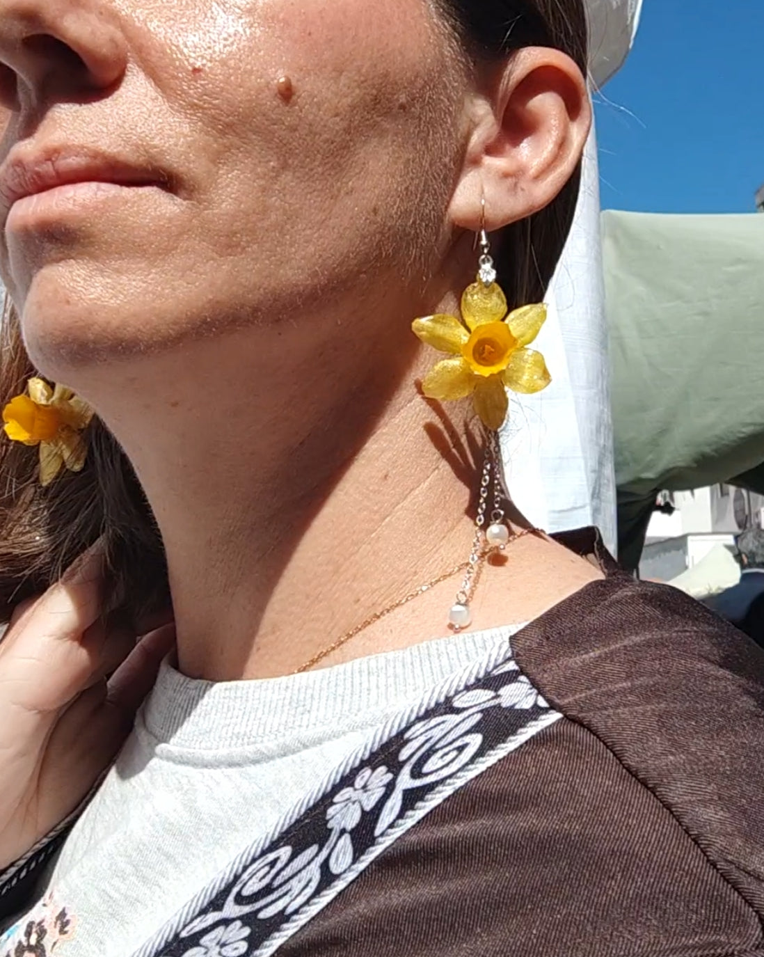 Pendientes de Narciso Real con Perlas Naturales | Flores Preservadas en Resina con Nácar Dorado | Joyería Floral Hecha a Mano