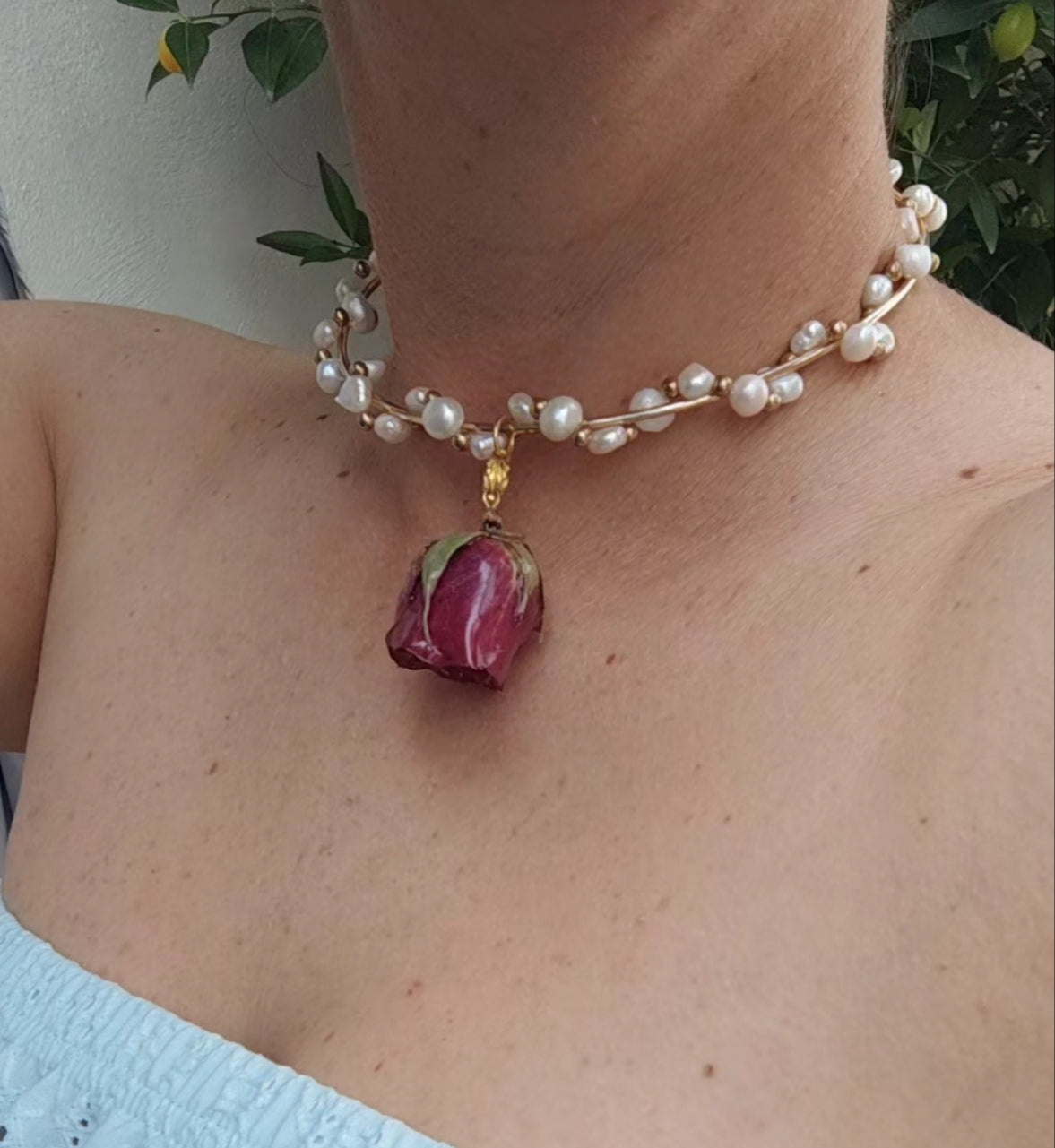 Collar Exclusivo de Perlas Naturales y Rosa Roja Preservada | Joyería Artesanal Única | eternalflowersbyMonicaDelgado