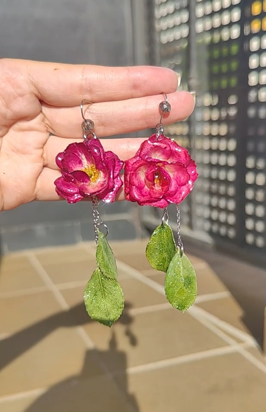 Pendientes de hojas y rosas reales