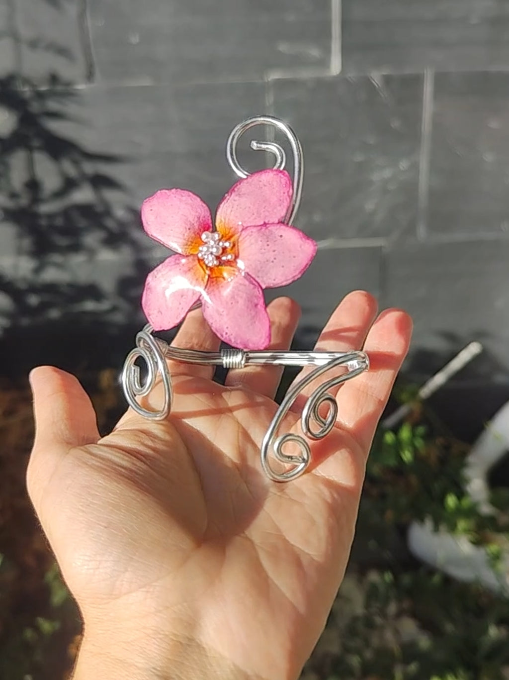 Pulsera Artesanal de Alambre con Flor Real de Plumeria en Resina y Perlitas · Joyería Hecha a Mano · Regalo Boho Único