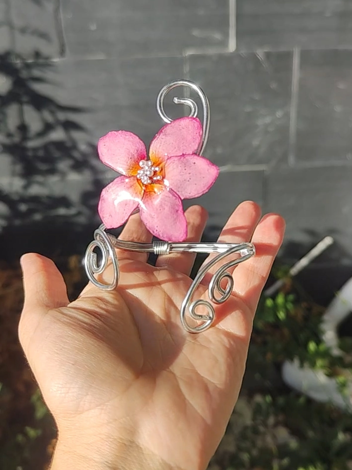 Pulsera Artesanal de Alambre con Flor Real de Plumeria en Resina y Perlitas · Joyería Hecha a Mano · Regalo Boho Único