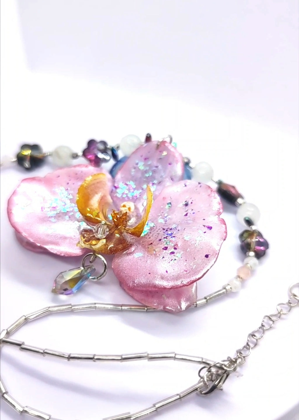 Collar de orquídea real con cristal facetado y cuarzo