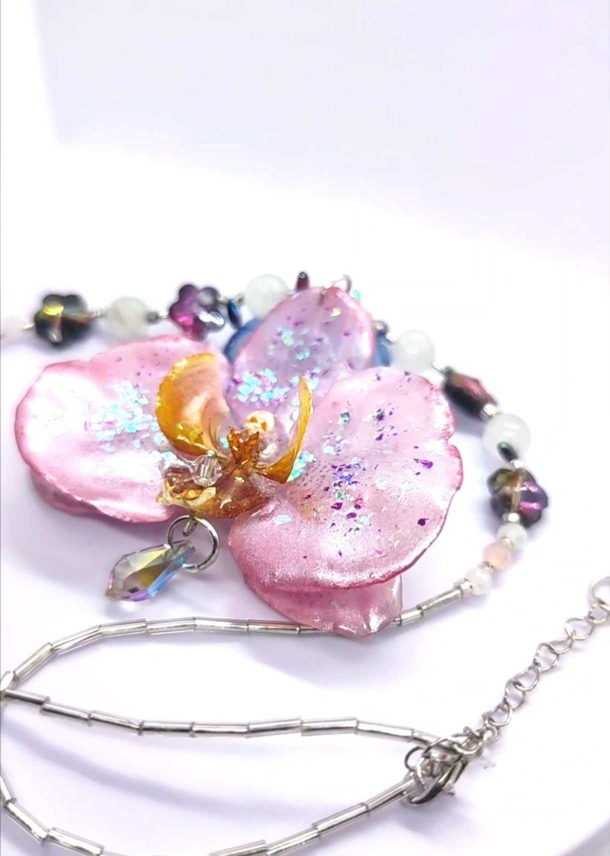 Collar de orquídea real con cristal facetado y cuarzo