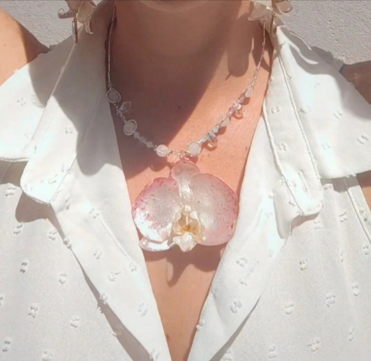 Collar de orquídea real resinada