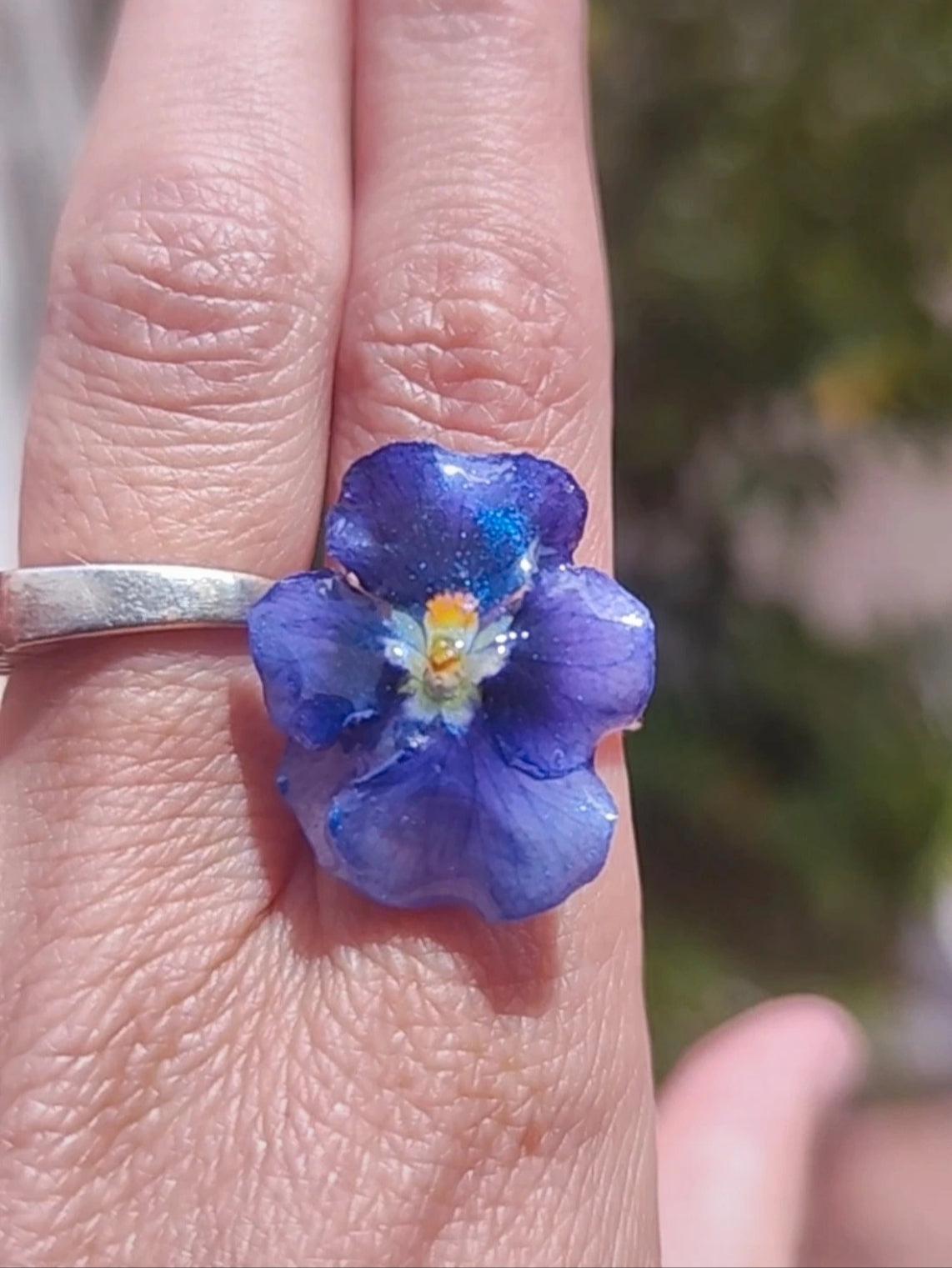 Anillo de pensamiento real resinado