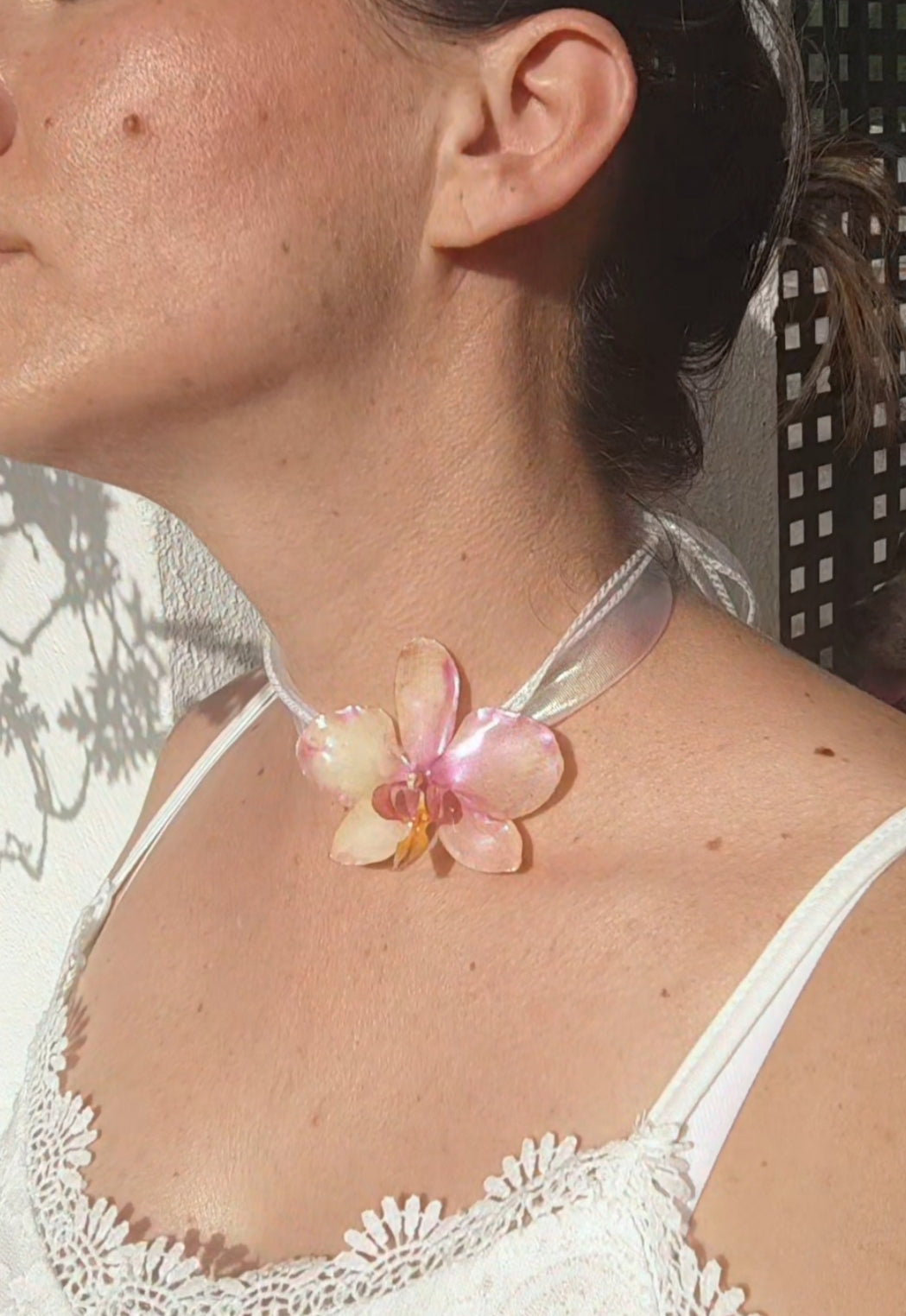 Collar con orquídea real en resina
