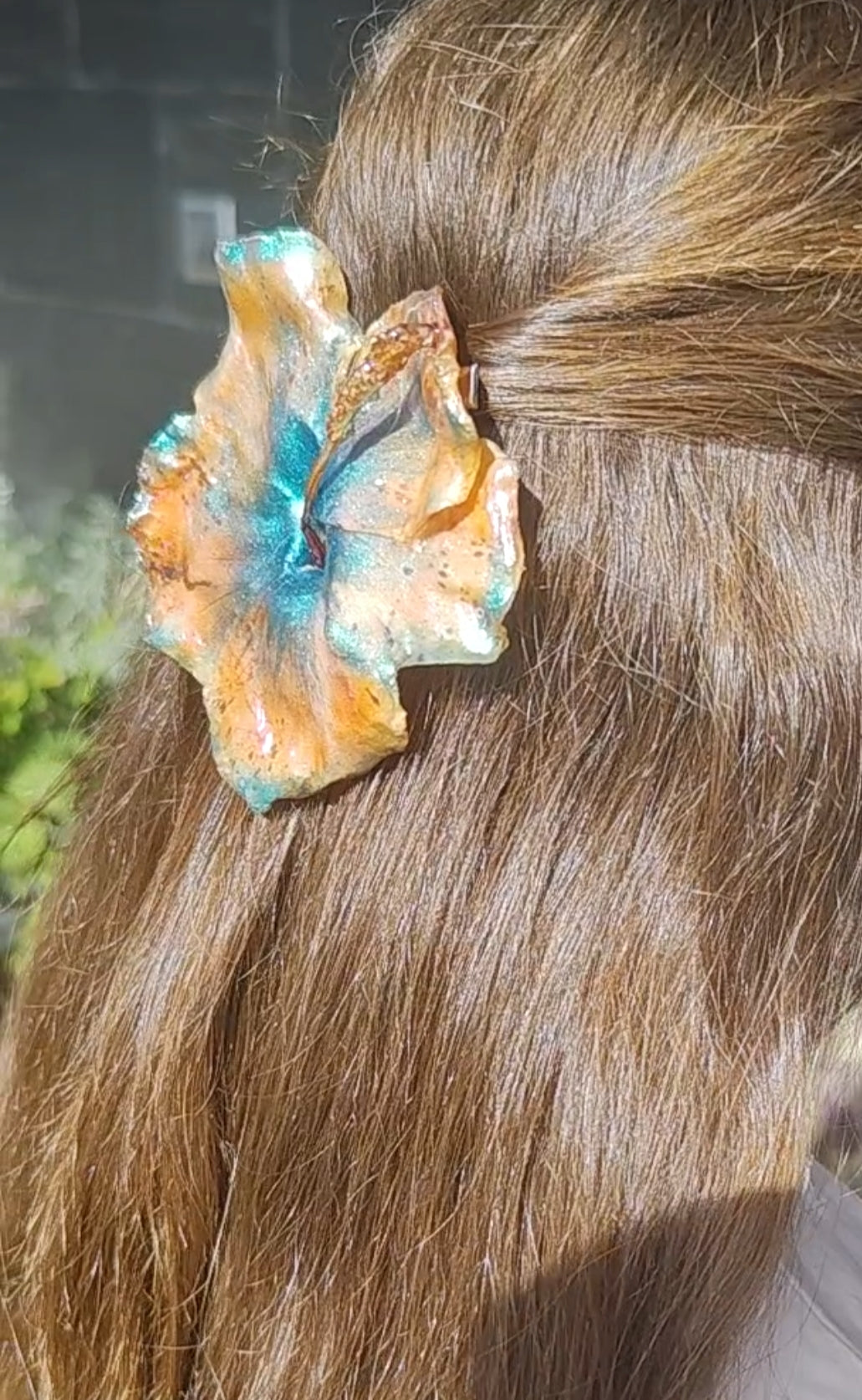 Clip de pelo con flor real, hibisco naranja y verde, pasador artesanal de resina, accesorio floral para el cabello, regalo original