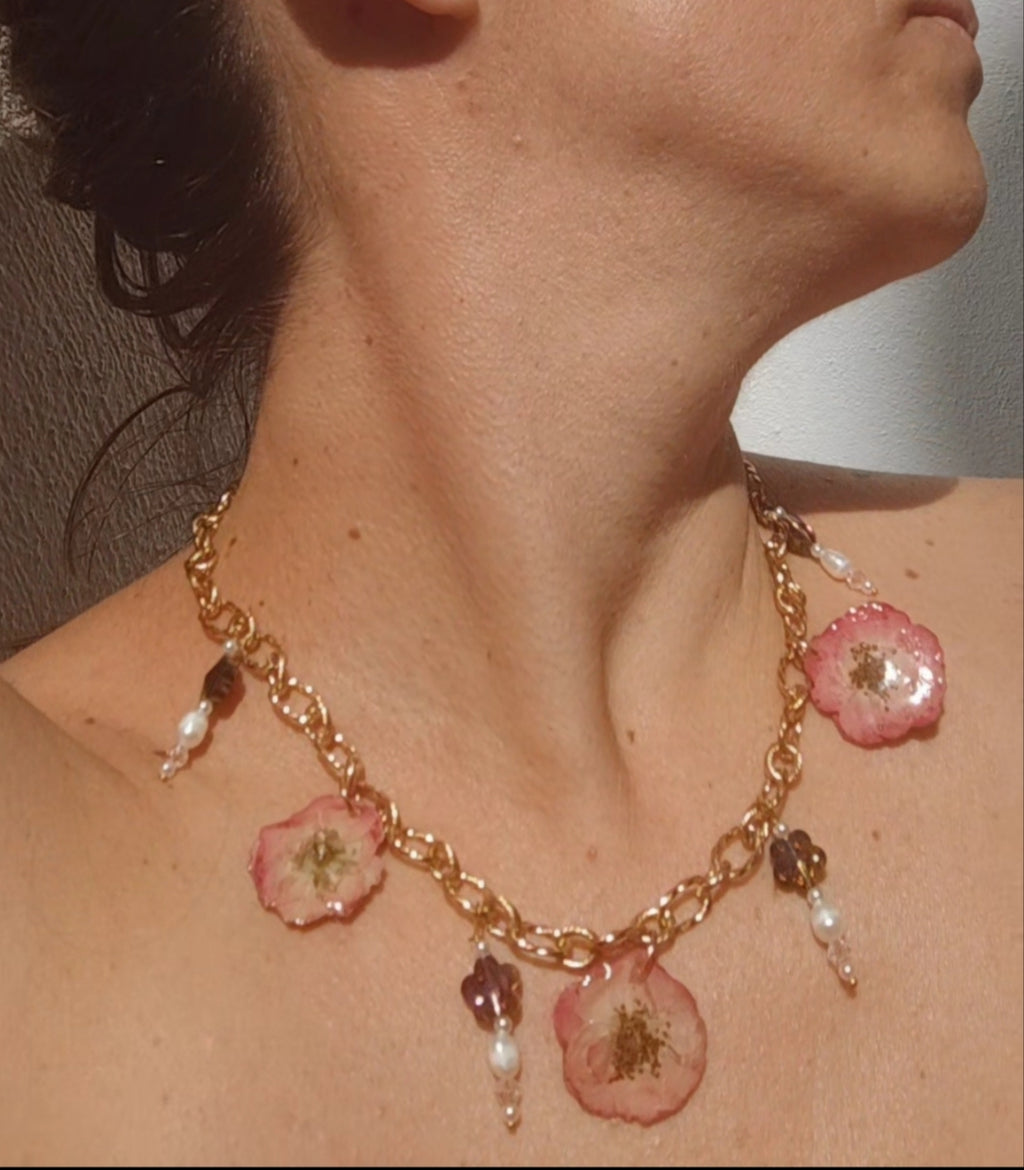 Collar de rosas reales, cristal facetado y perlas naturales