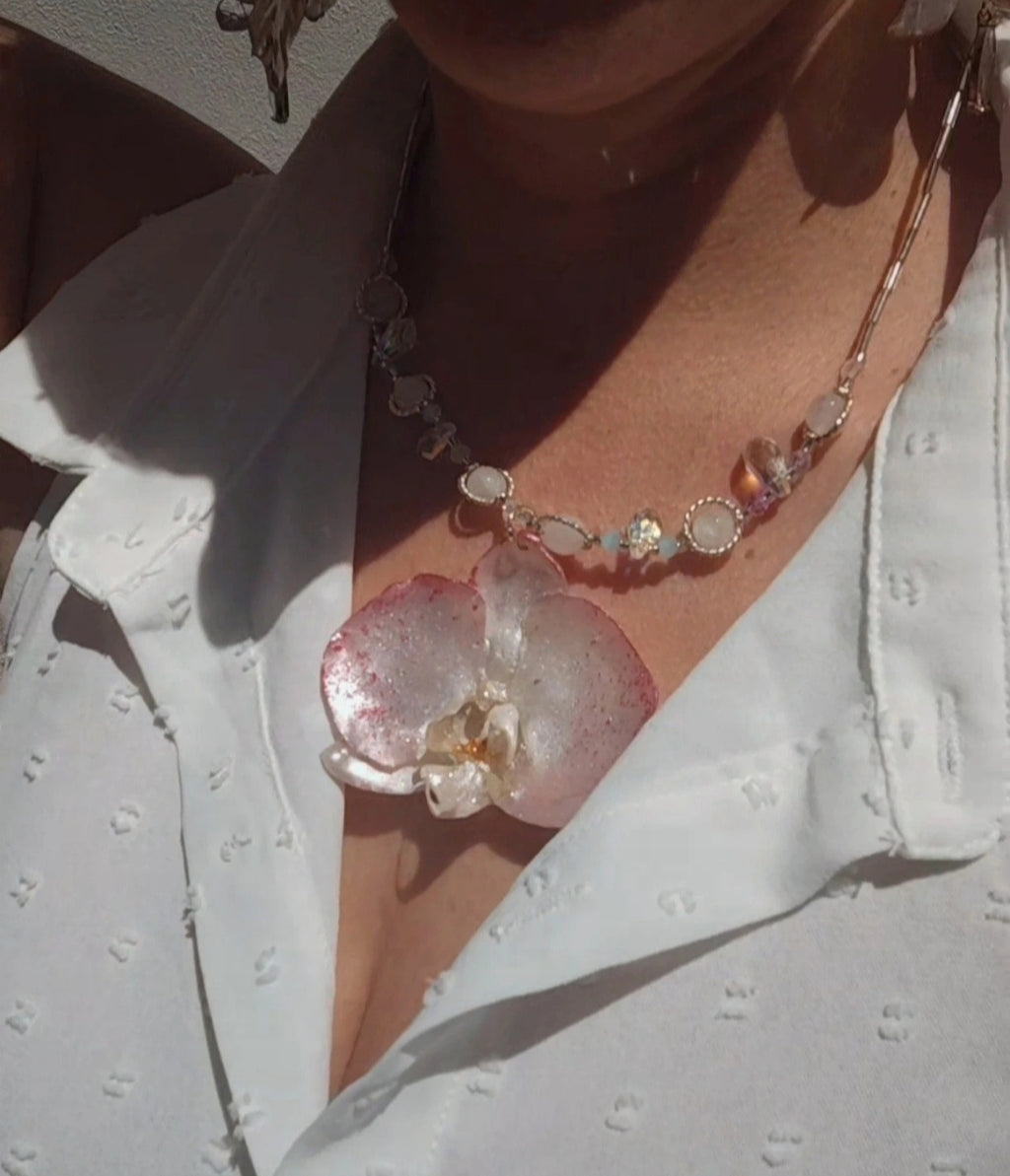 Collar de orquídea real resinada