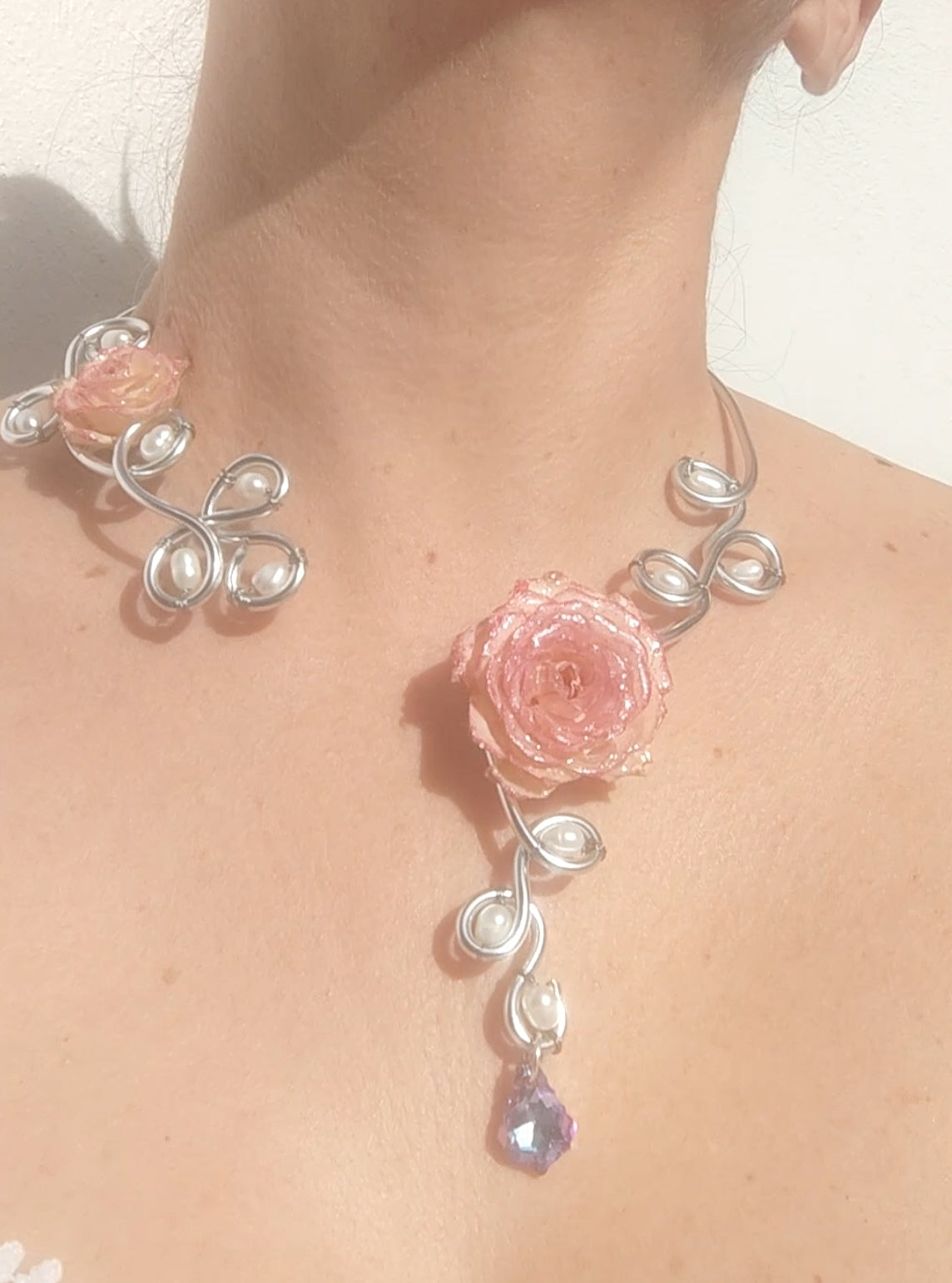 Collar de Alambrismo Hecho a Mano con Perlas Naturales de Río y Rosa Real Resinada – Joyería Artesanal Única