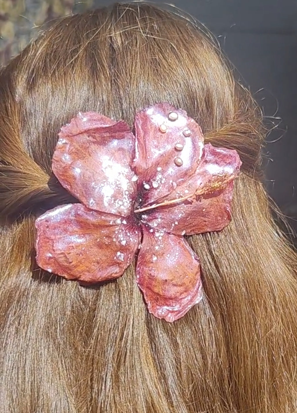 Pasador de Pelo con Flor Real, Hibisco Rojo y Perlas Naturales, Clip Artesanal de Resina, Accesorio Floral para el Cabello, Regalo Mujer