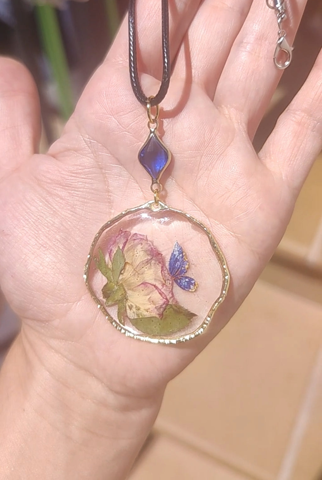 Colgante con rosa preservada