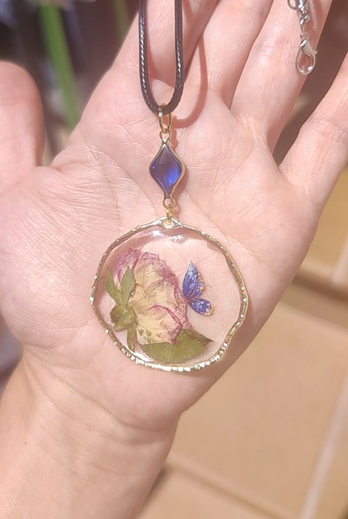 Colgante con rosa preservada