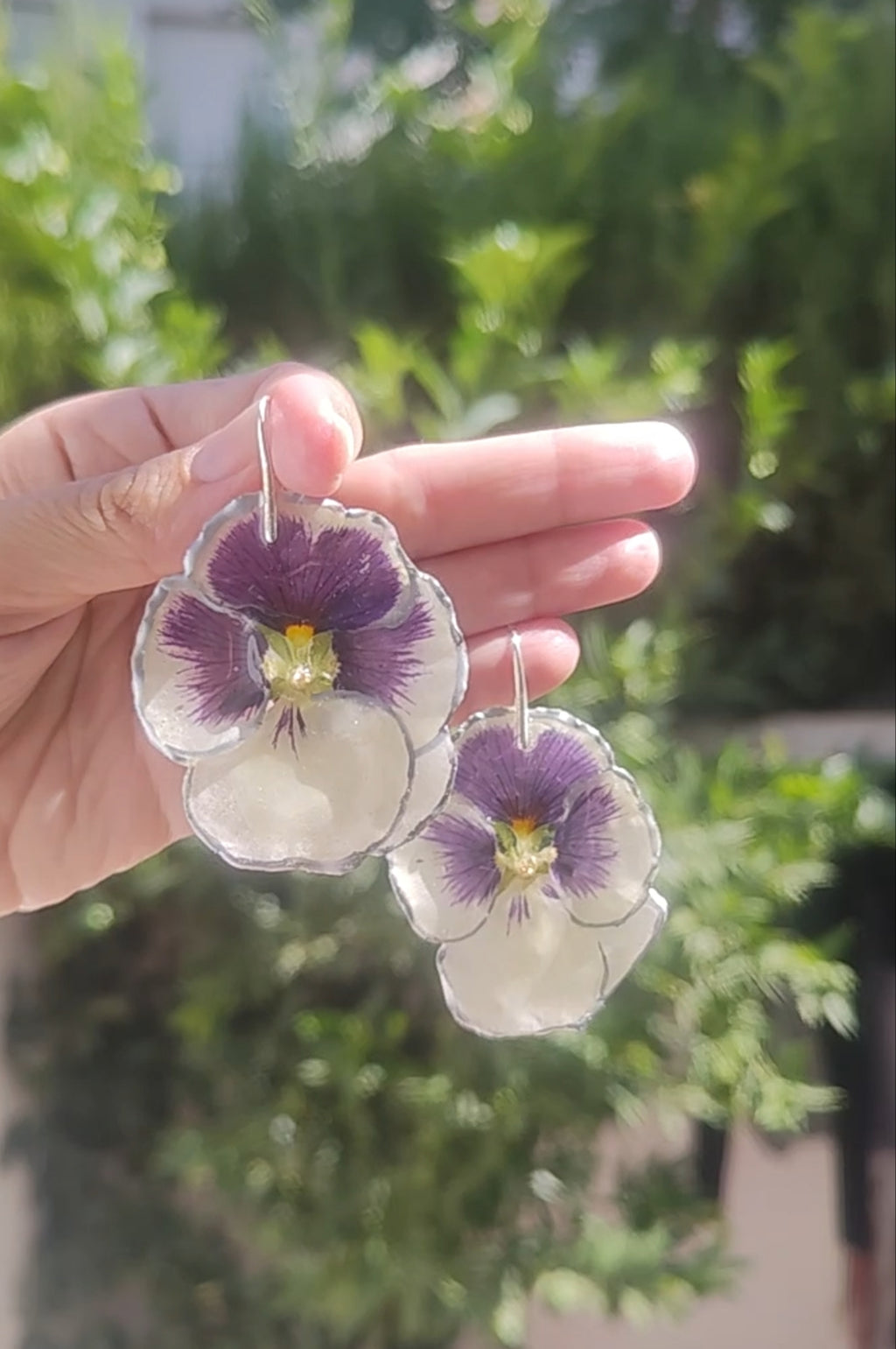 Pendientes con flor de pensamiento real. Joyería botánica artesanal. Pendientes de resina hechos a mano. Regalo natural y original