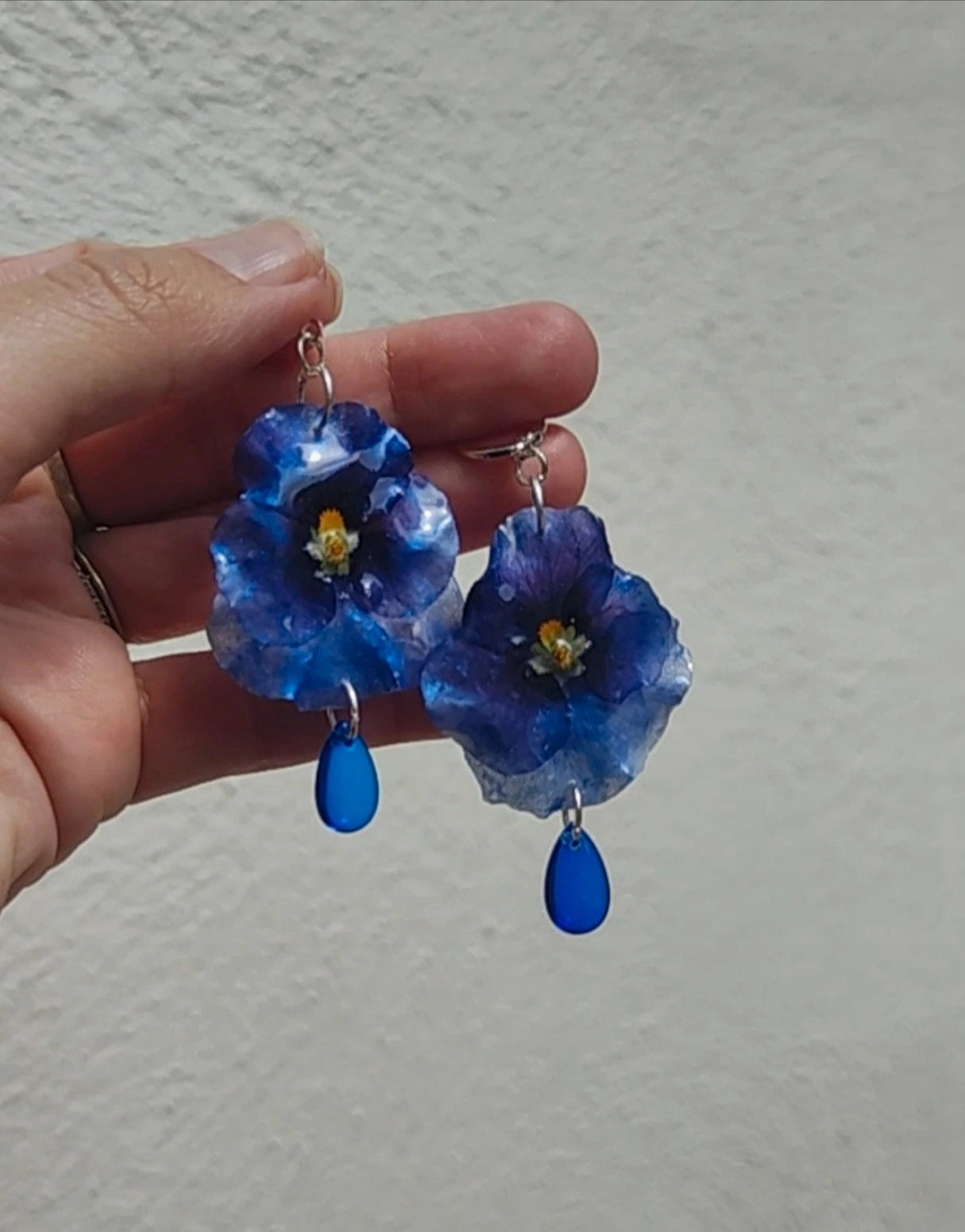 Conjunto de Pendientes y Colgante de Pensamientos Reales y auténticos en Resina. Joyería Botánica Hecha a Mano. Regalo para ella