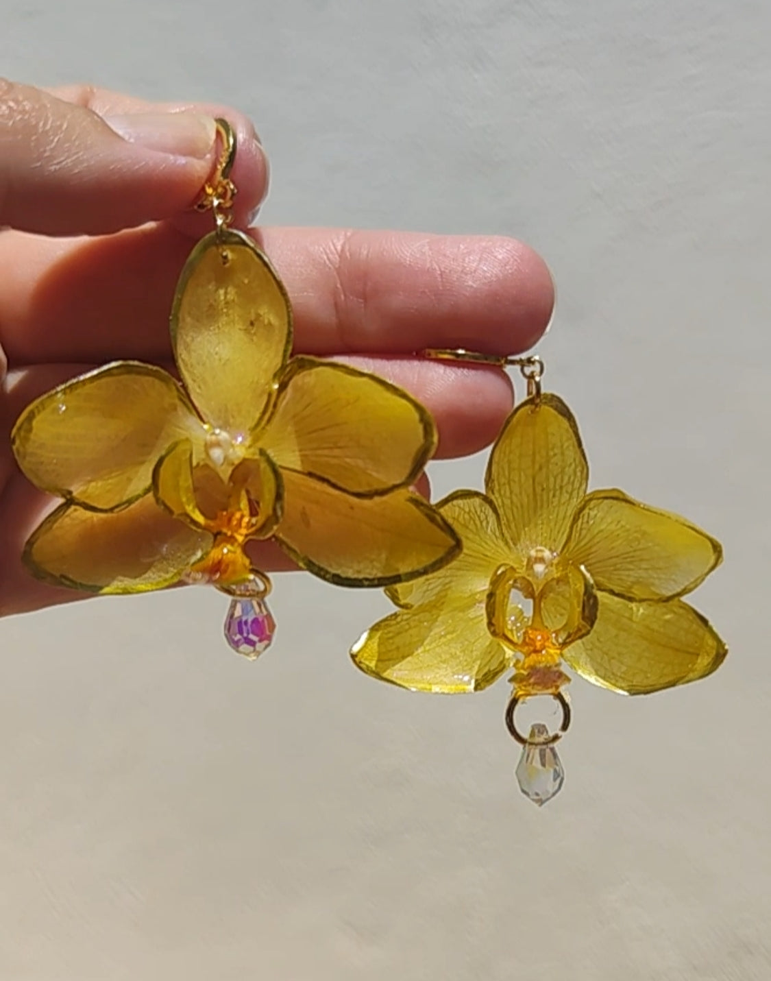 Pendientes de orquídea amarilla auténtica, joyería de resina hecha a mano, pendientes florales colgantes para mujer, regalo botánico