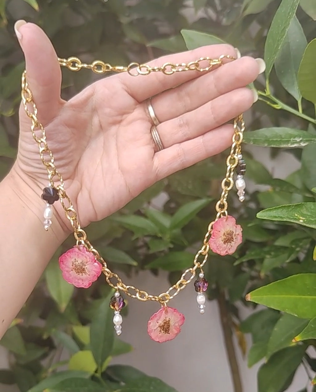 Collar de rosas reales, cristal facetado y perlas naturales
