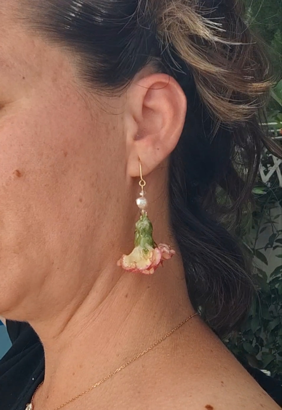 Pendientes artesanales con mini claveles naturales resinados, perlas naturales de río y acero inoxidable